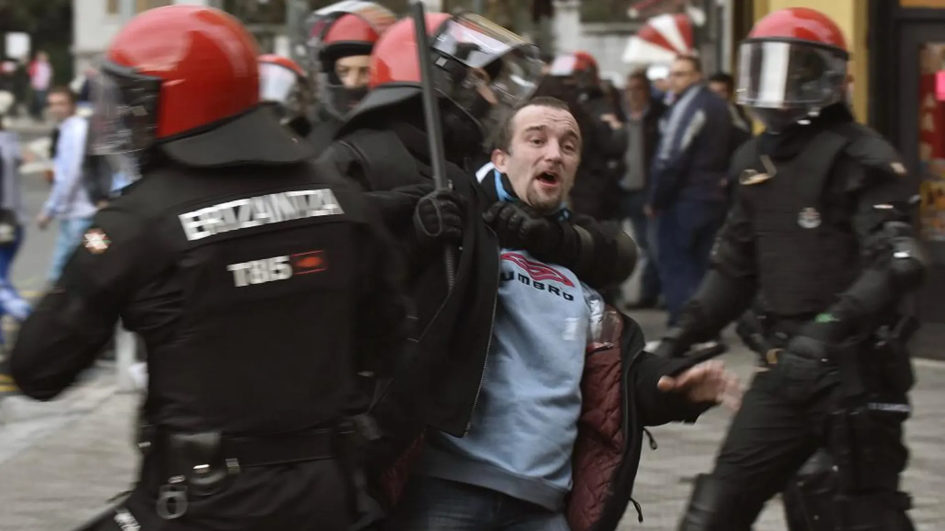 La ertzaintza ha tenido que intervenir durante los enfrentamientos entre hinchas del Olimpique y el Athletic de Bilbao