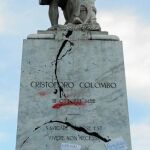 La estatuta de Colón, en una de las avenidas más concurridas de La Paz, ha amanecido con carteles de genocida y manchada de pintura roja y negra