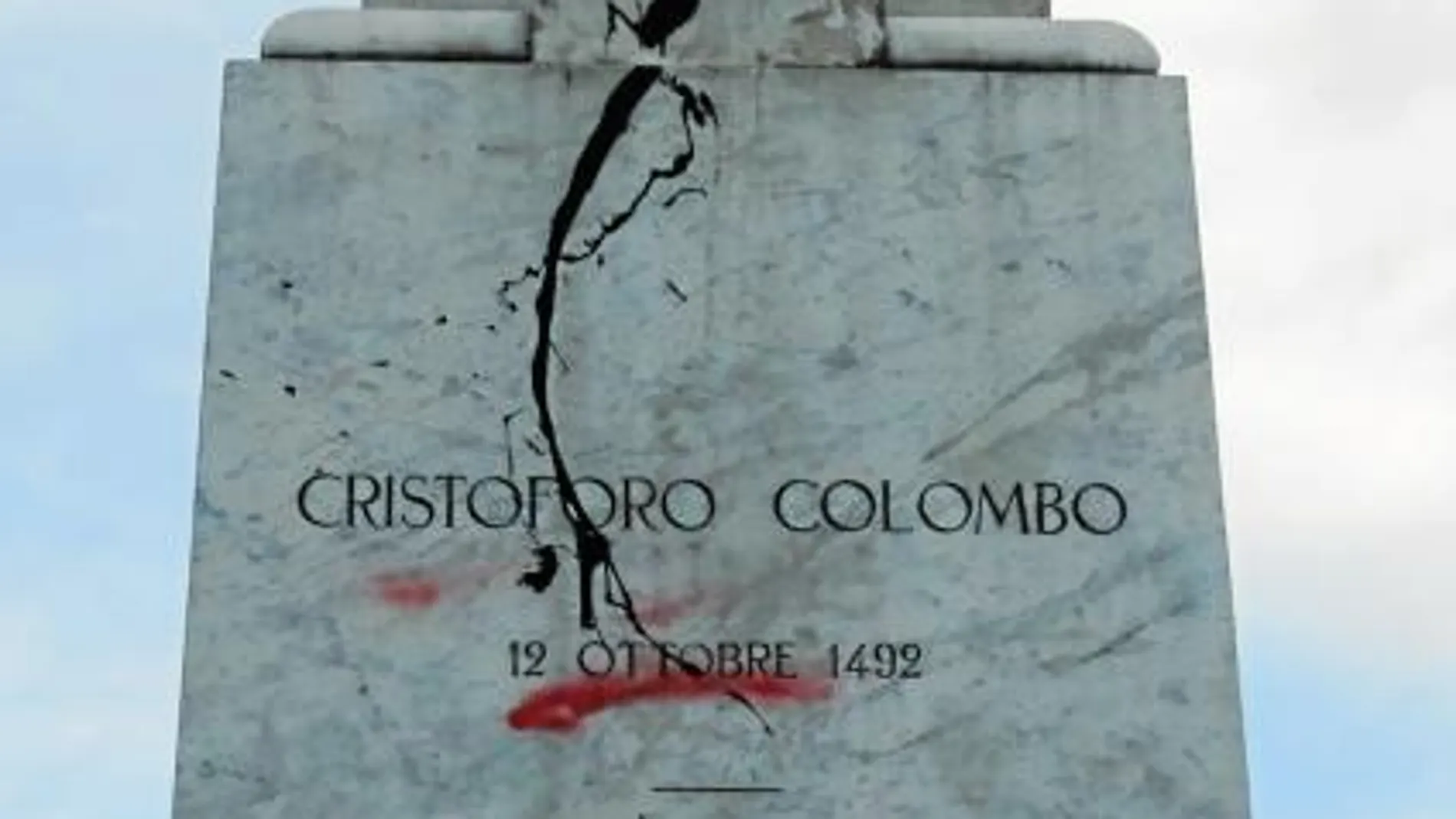 La estatuta de Colón, en una de las avenidas más concurridas de La Paz, ha amanecido con carteles de genocida y manchada de pintura roja y negra