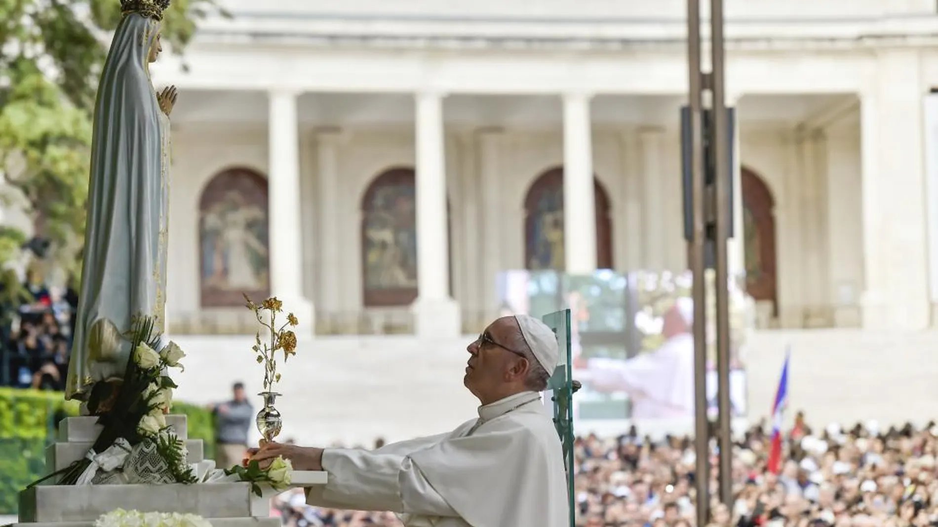 El Papa Francisco reza en el interior de la capilla del santuario de Fátima