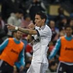 El centrocampista argentino del Real Madrid Angel di Maria celebra la consecución del segundo gol de su equipo