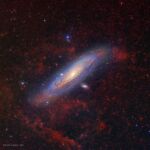 Primera imagen obtenida con el «Fotomatón cósmico», el astrógrafo remoto de la Unidad de Comunicación y Cultura Científica (UC3) del Instituto de Astrofísica de Canarias (IAC). En ella se observa el objeto M31, la galaxia de Andrómeda y también se aprecia una galaxia elíptica enana –M110- que la está orbitando a Andrómeda y que igualmente pertenece al Grupo Local.
