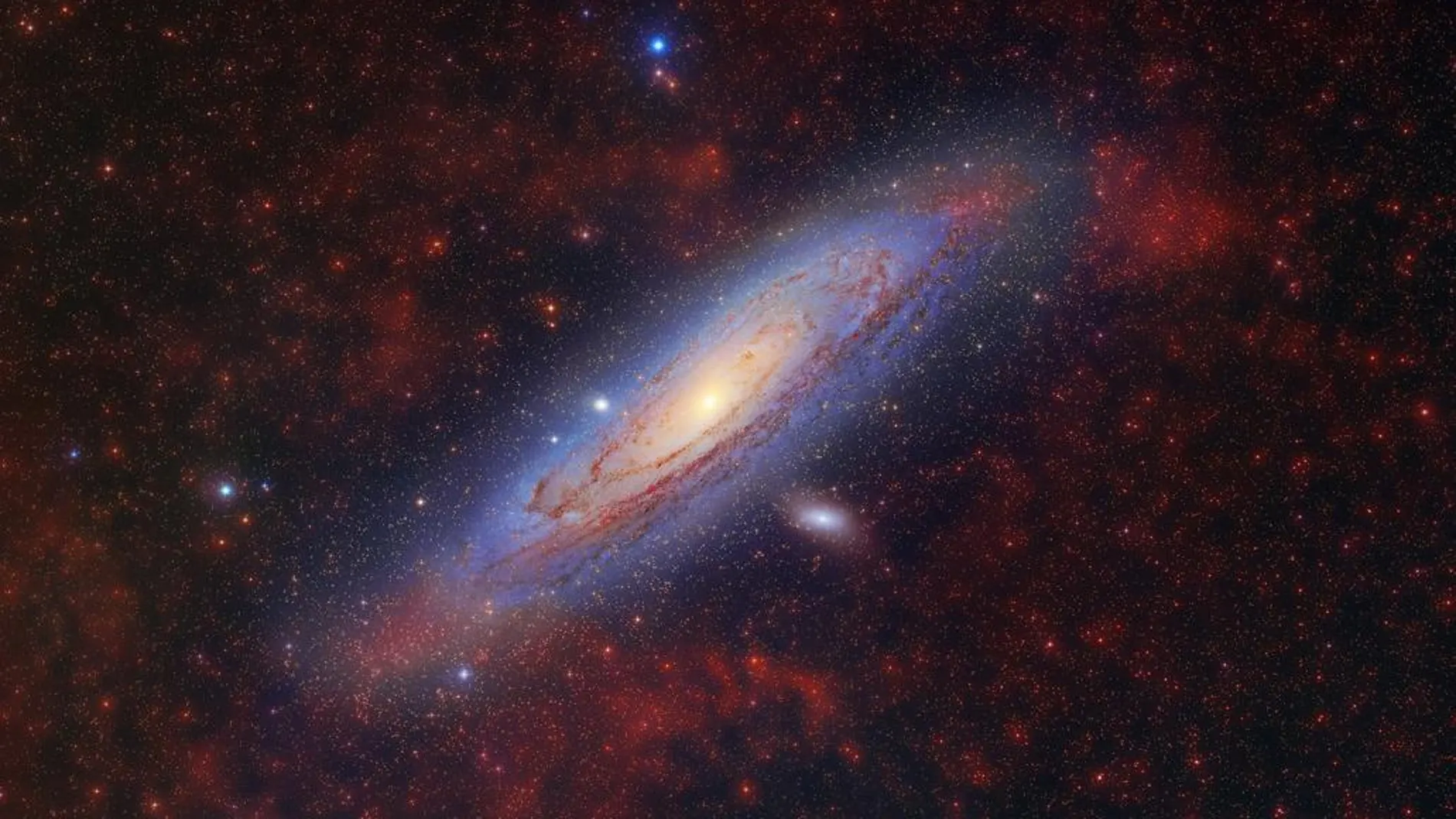 Primera imagen obtenida con el «Fotomatón cósmico», el astrógrafo remoto de la Unidad de Comunicación y Cultura Científica (UC3) del Instituto de Astrofísica de Canarias (IAC). En ella se observa el objeto M31, la galaxia de Andrómeda y también se aprecia una galaxia elíptica enana –M110- que la está orbitando a Andrómeda y que igualmente pertenece al Grupo Local.