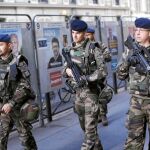 Una patrulla militar vigila las inmediaciones de un centro de votación en el centro de París