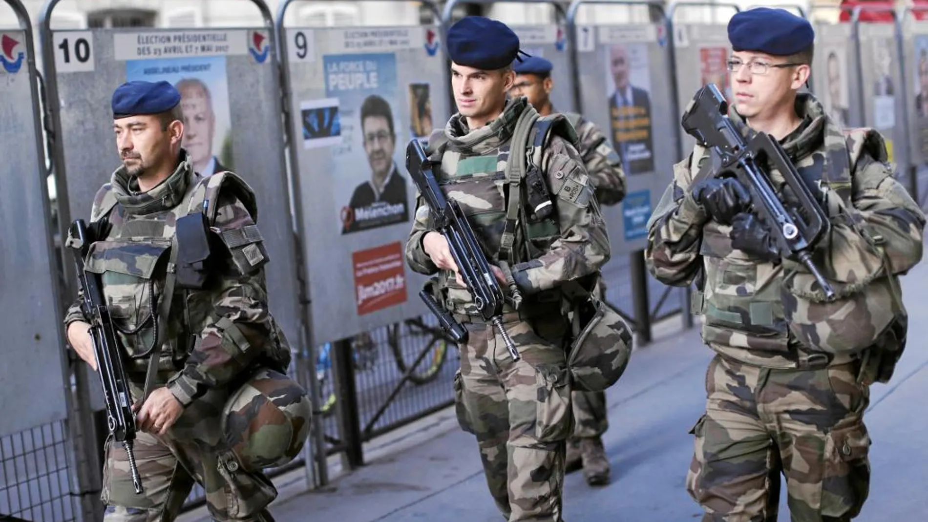 Una patrulla militar vigila las inmediaciones de un centro de votación en el centro de París