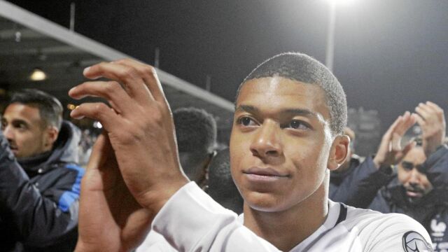 Con sólo 18 años, Kylian Mbappé debutó el sábado con la selección francesa