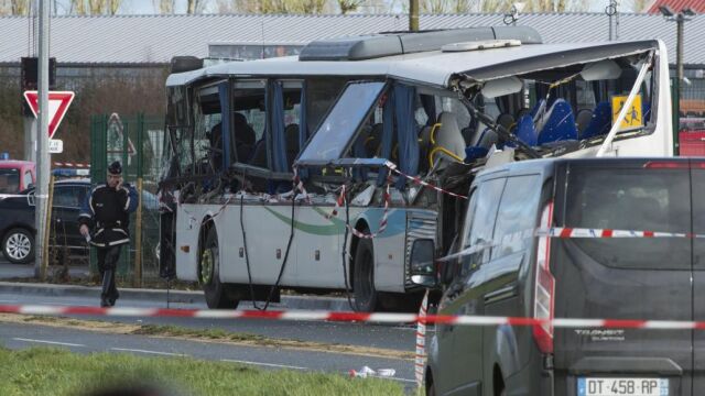 Un investigador de la policía trabaja junto a los restos de un autobús escolar tras un accidente en Rochefort, cerca de La Rochelle, suroeste de Francia