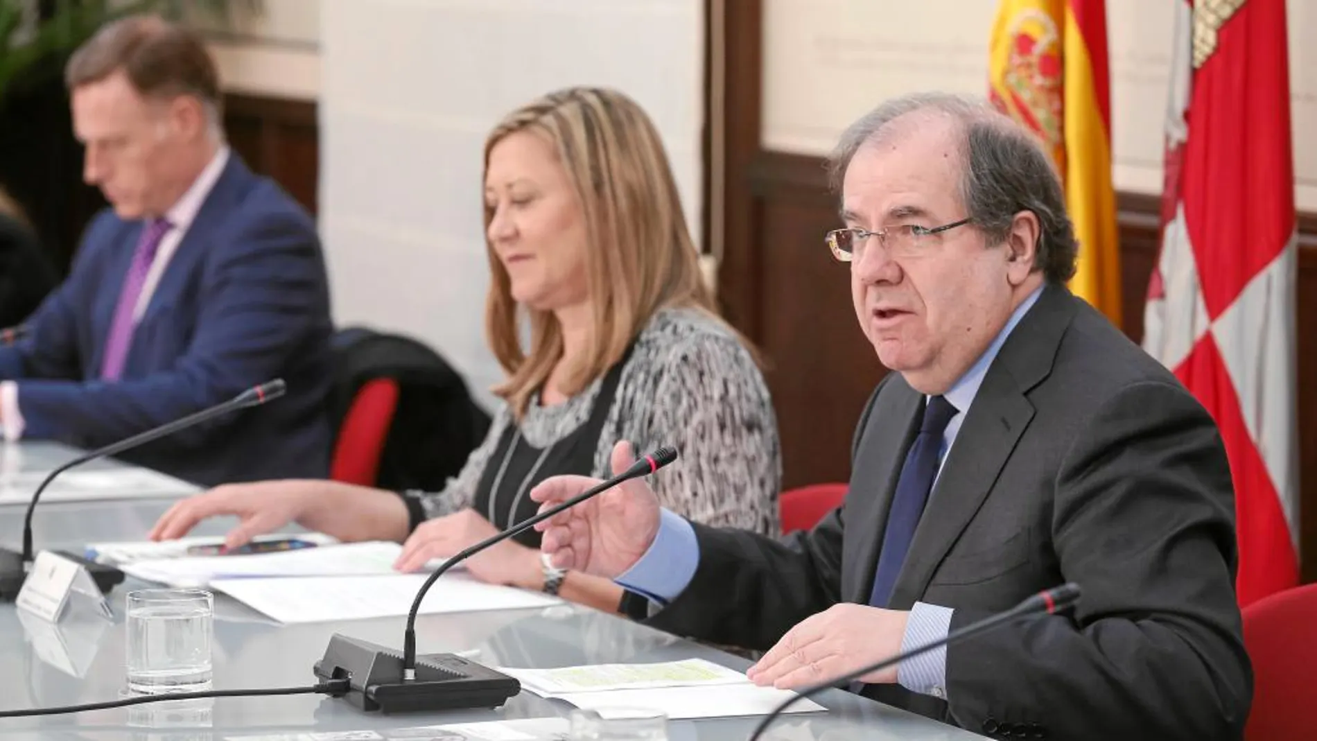 Juan Vicente Herrera preside, junto a la consejera Pilar del Olmo, el pleno del Consejo Financiero de Castilla y León