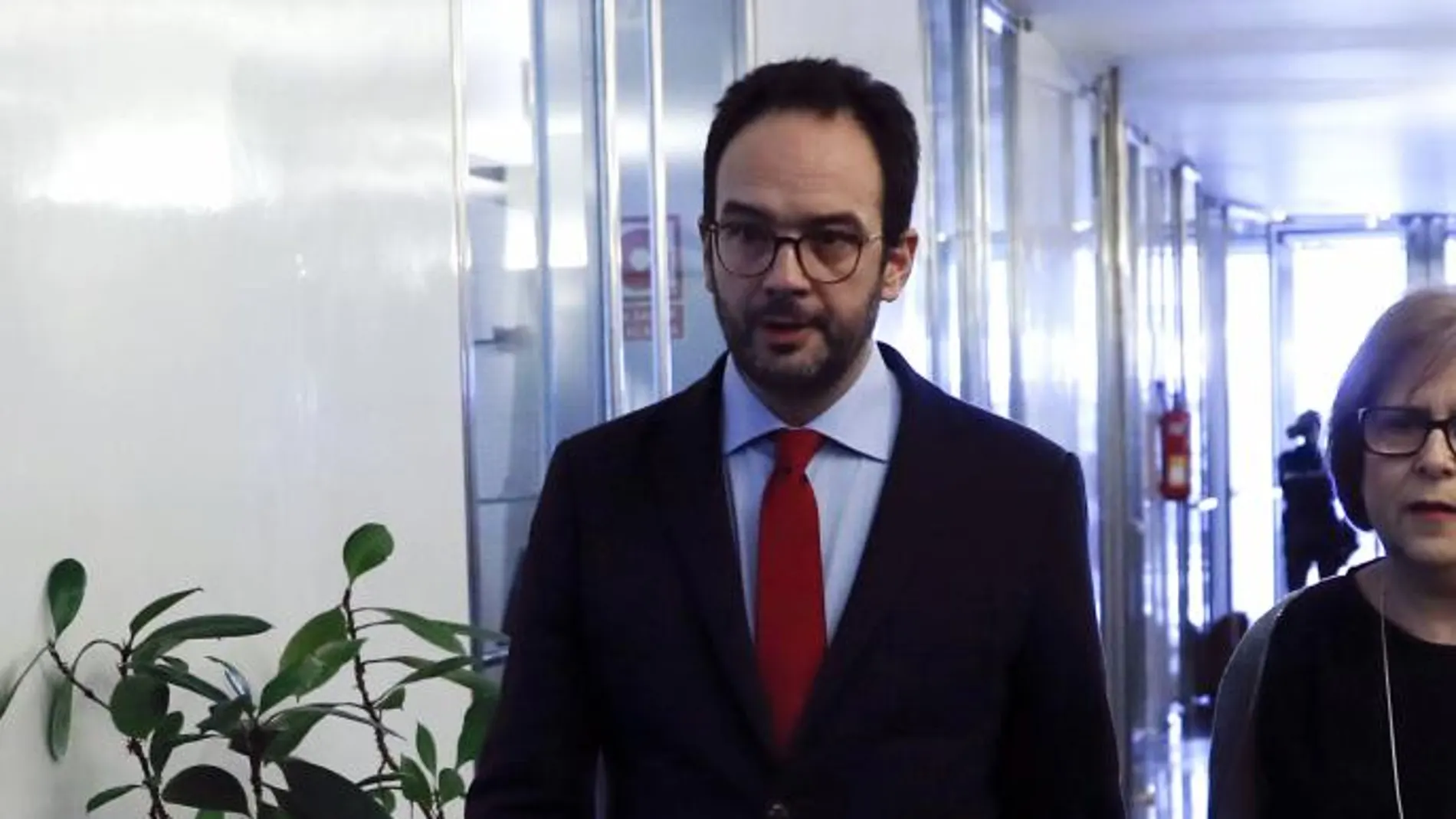 El portavoz del PSOE en el Congreso, Antonio Hernando, a su llegada a la reunión que el grupo parlamentario socialista