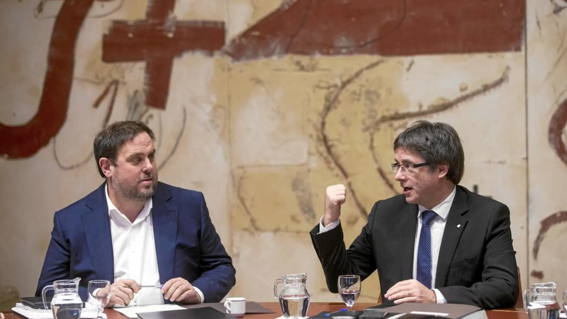 Junqueras y Puigdemont, ayer, durante la reunión semanal del gobierno catalán