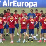 Julen Lopetegui (c), se dirige a los jugadores de la selección española de fútbol durante el entrenamiento celebrado en el Estadio de la Nueva Condomina de Murcia.