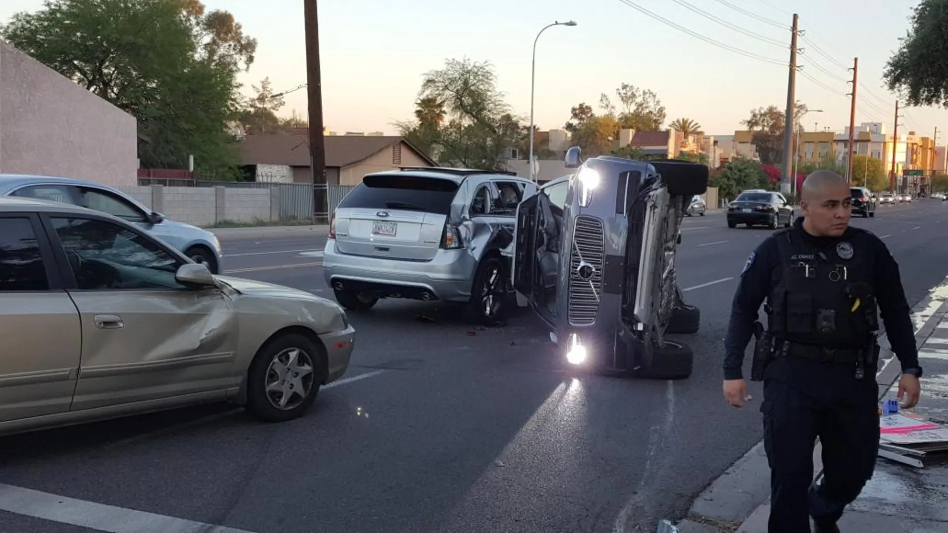 El Volvo SUV autónomo en pruebas de Uber quedó volcado tras la colisión en Tempe, Arizona