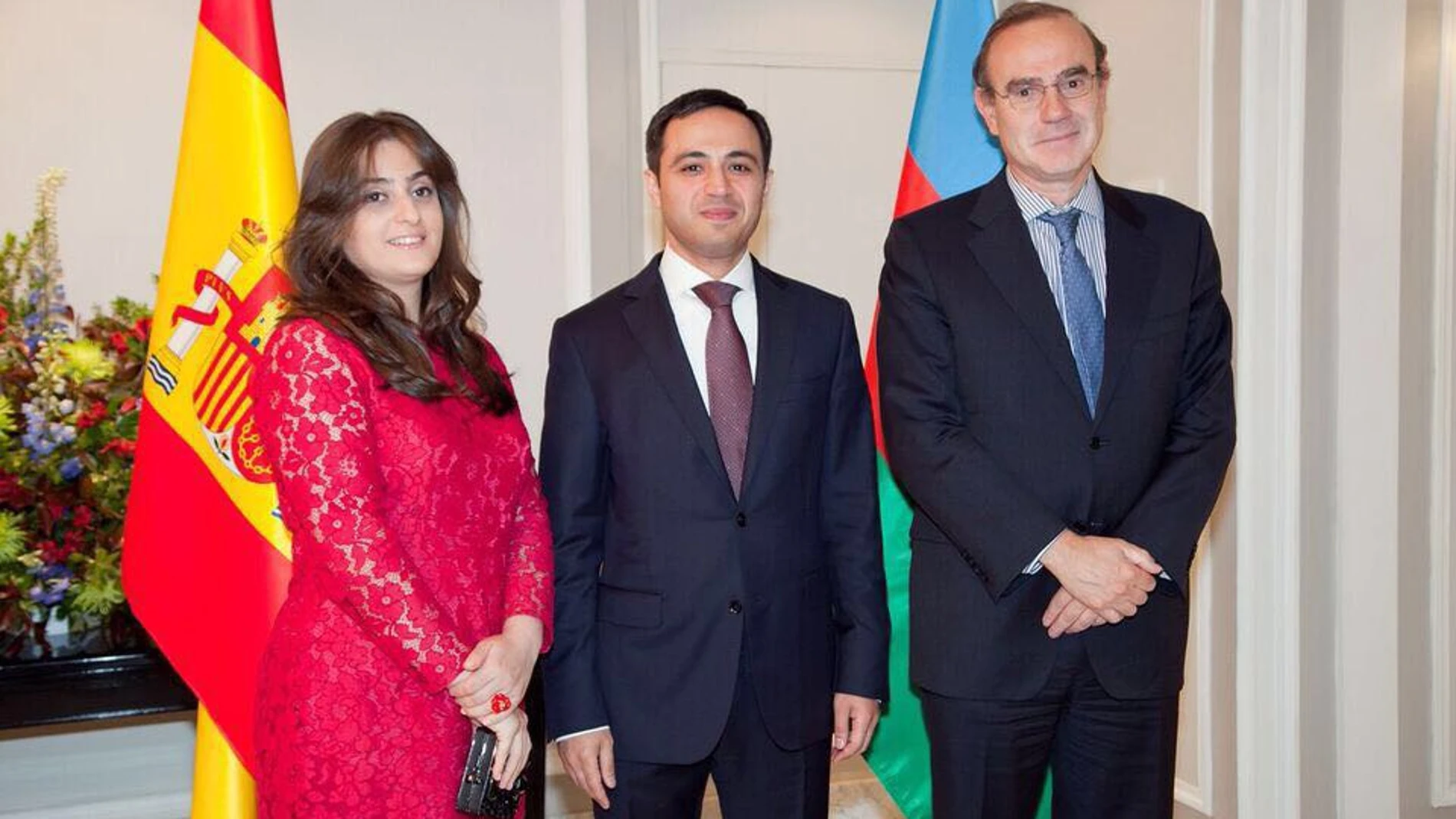 En la imagen, en el centro, el embajador Anar Maharramov, a su izquierda su señora Mehriban Maharramova y a su derecha el embajador Enrique Mora Benavente
