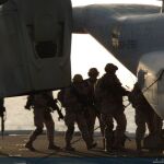 Infantes de Marina españoles embarcan en los Osprey