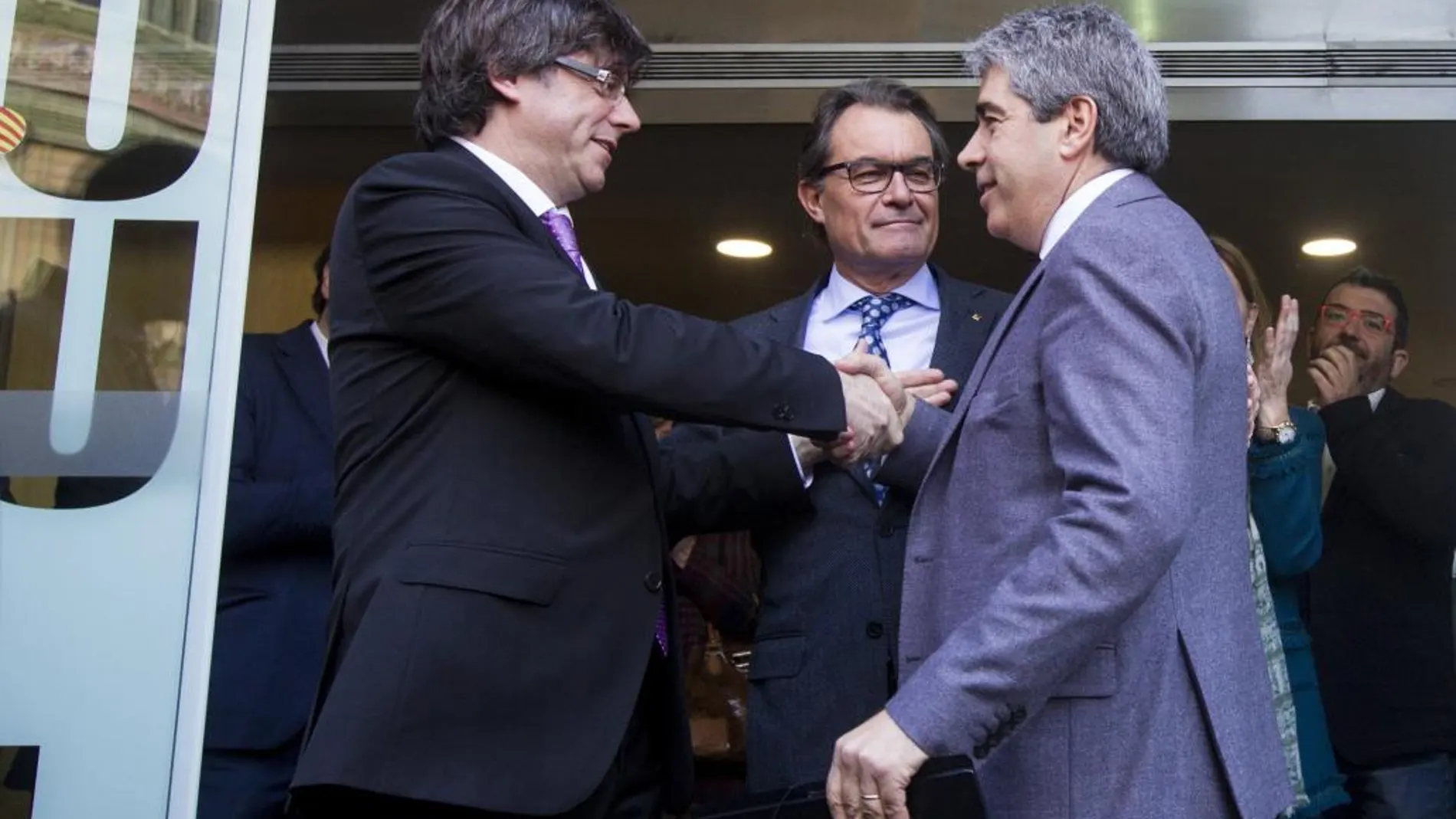 Francesc Homs saluda a Carles Puigdemon y a Artur Mas tras declarar ante el Tribunal Superior de Justicia de Cataluña el pasado día 7