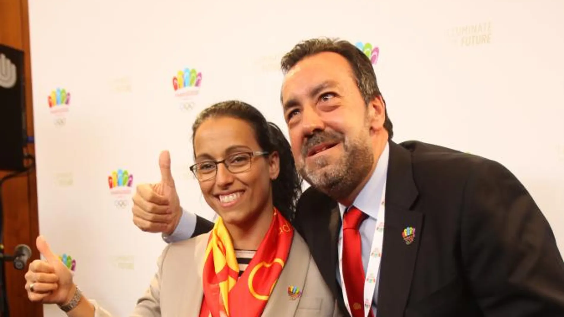 Teresa Perales y Miguel Carballeda, tras su ponencia