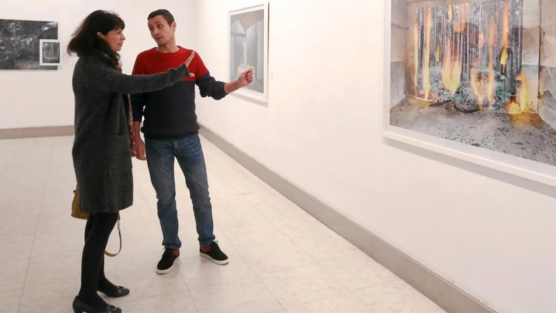 La concejala de Cultura, Ana Redondo, y el artista Antonio Guerra inauguran la exposición «Less Time Than Place»