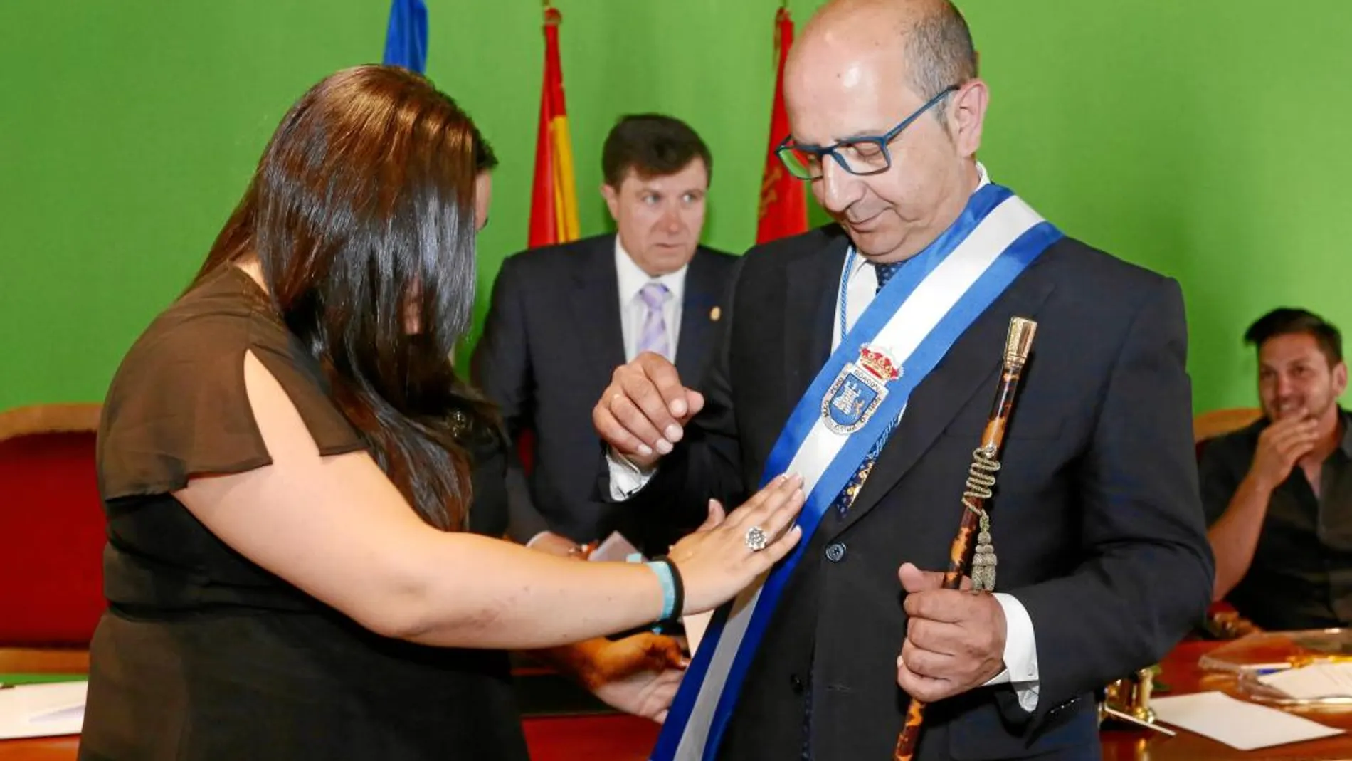 El nuevo alcalde de Pola de Gordón, Francisco Castañón, toma posesión de su cargo
