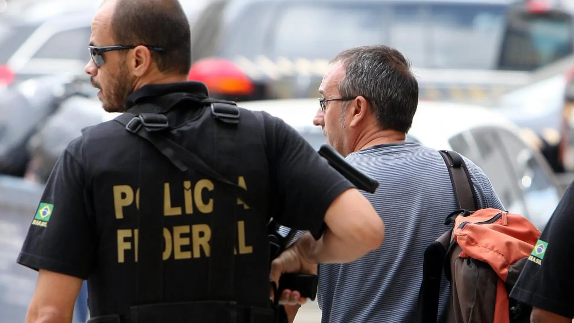 El presunto miembro de la banda terrorista ETA Joseba Gotzon Vizan González (d) es escoltado por miembros de la Policía Federal hace tres años cuando fue detenido en Río de Janeiro