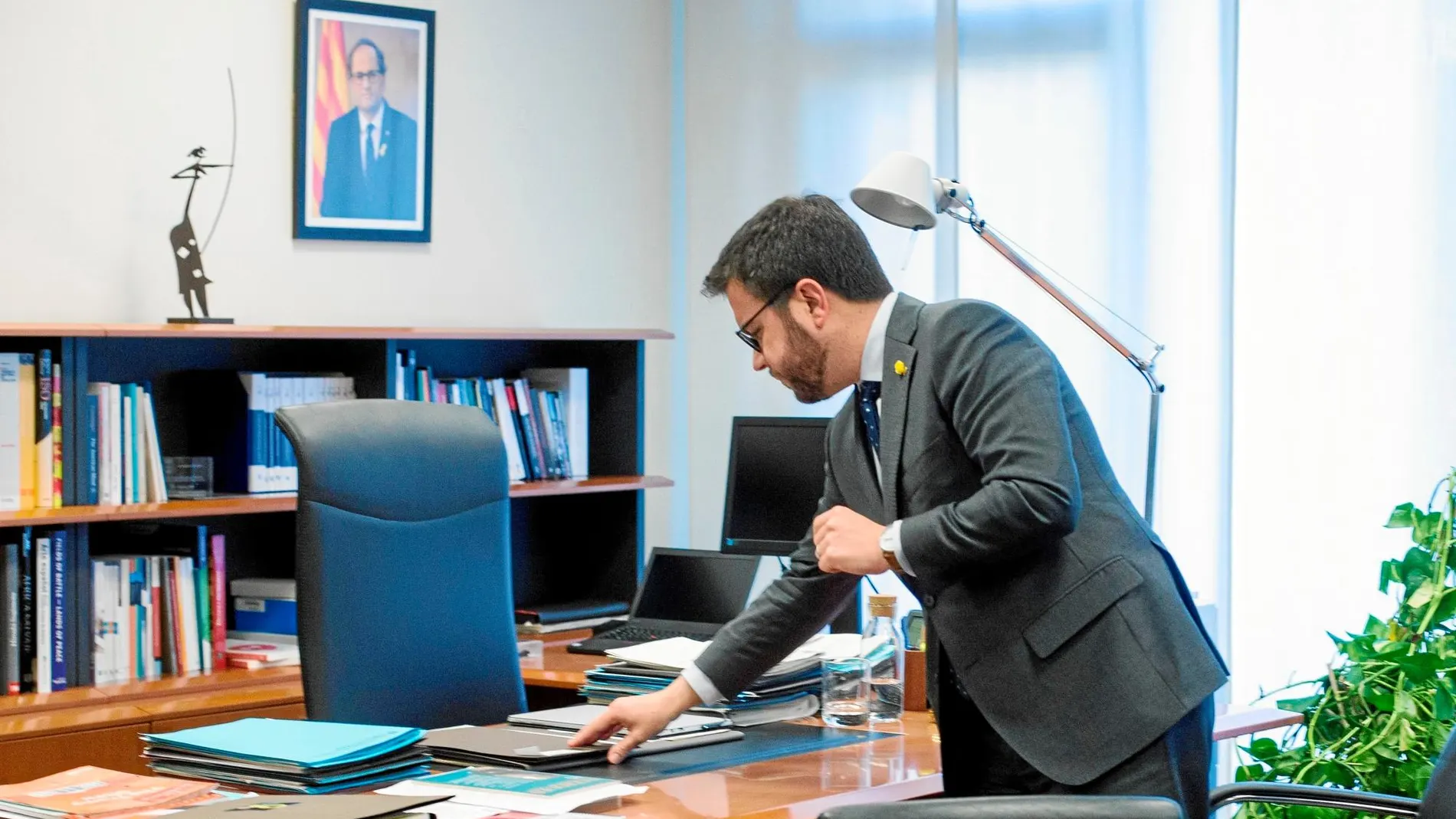 El vicepresidente de la Generalitat y hombre fuerte de ERC, Pere Aragonès, en su despacho / Efe