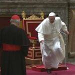 El primer tropiezo del Papa ante los cardenales