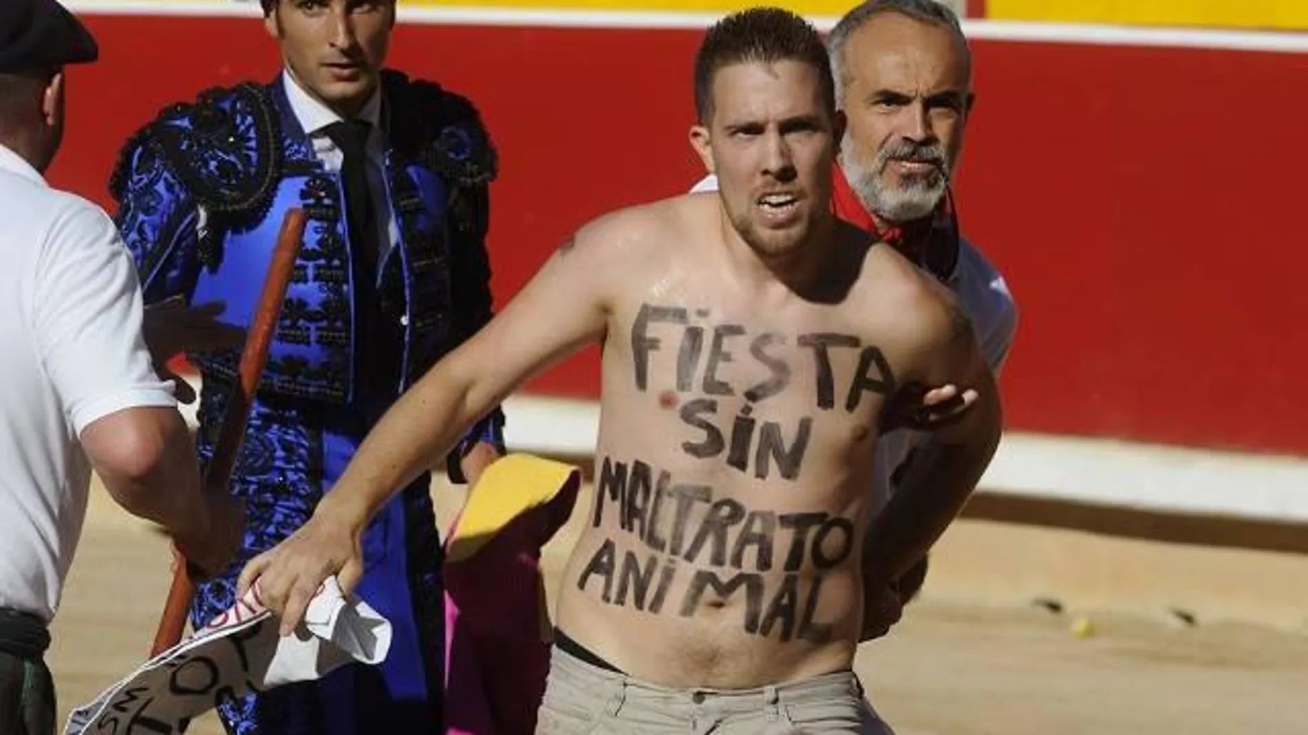 Momento en el que Peter Janssen saltó al ruedo en la plaza de toros de Pamplona