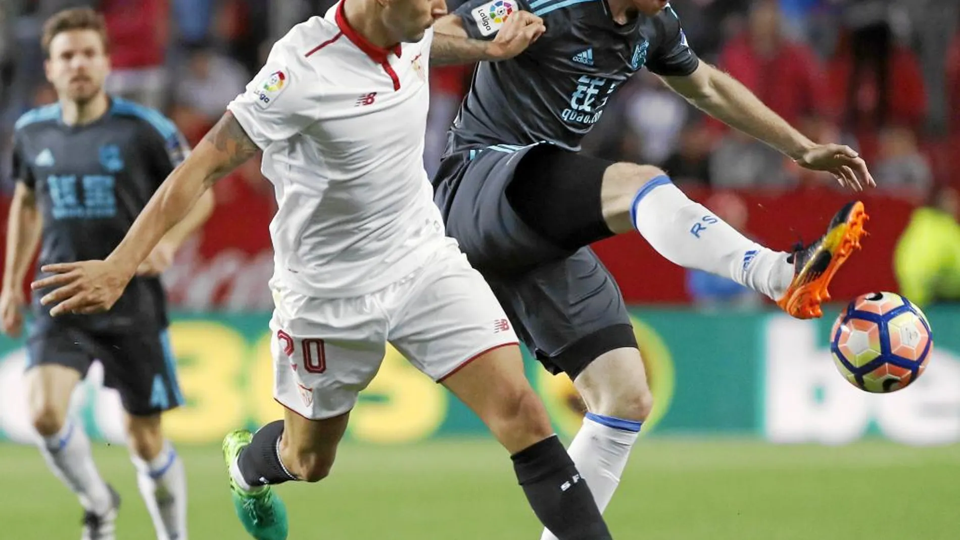 Vitolo pugna por un balón con Zurutuza en el partido disputado ayer en el Sánchez Pizjuán.