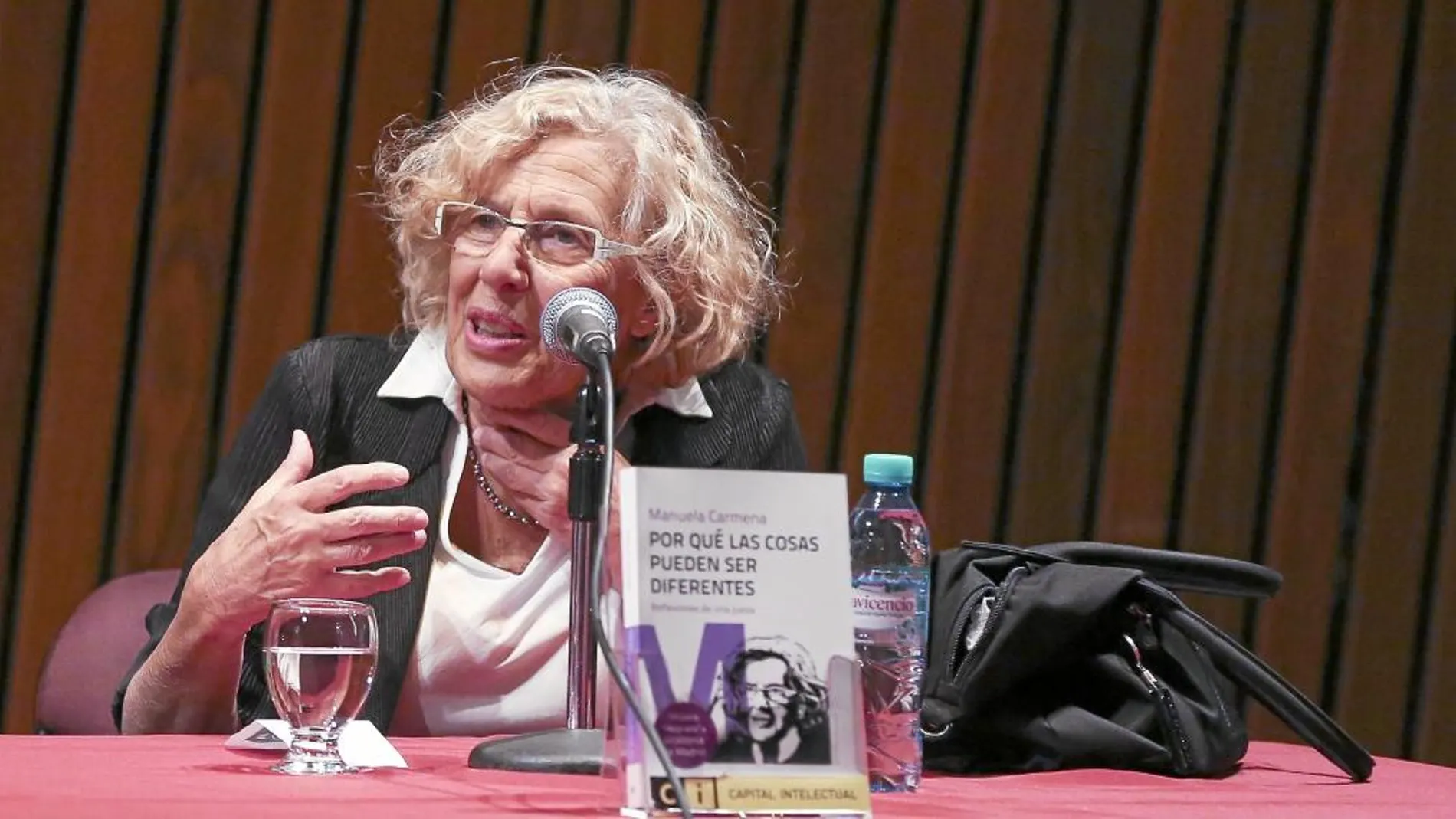 Manuela Carmena presentó el sábado su libro en la Biblioteca Nacional de Buenos Aires ante 200 personas. He tenido que abandonar ciertas actividades ilegales que hacía dentro de los movimientos sociales en los que participaba»