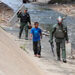 La Guardia Nacional requisa a un niño un bidón con agua recolectada en una autopista