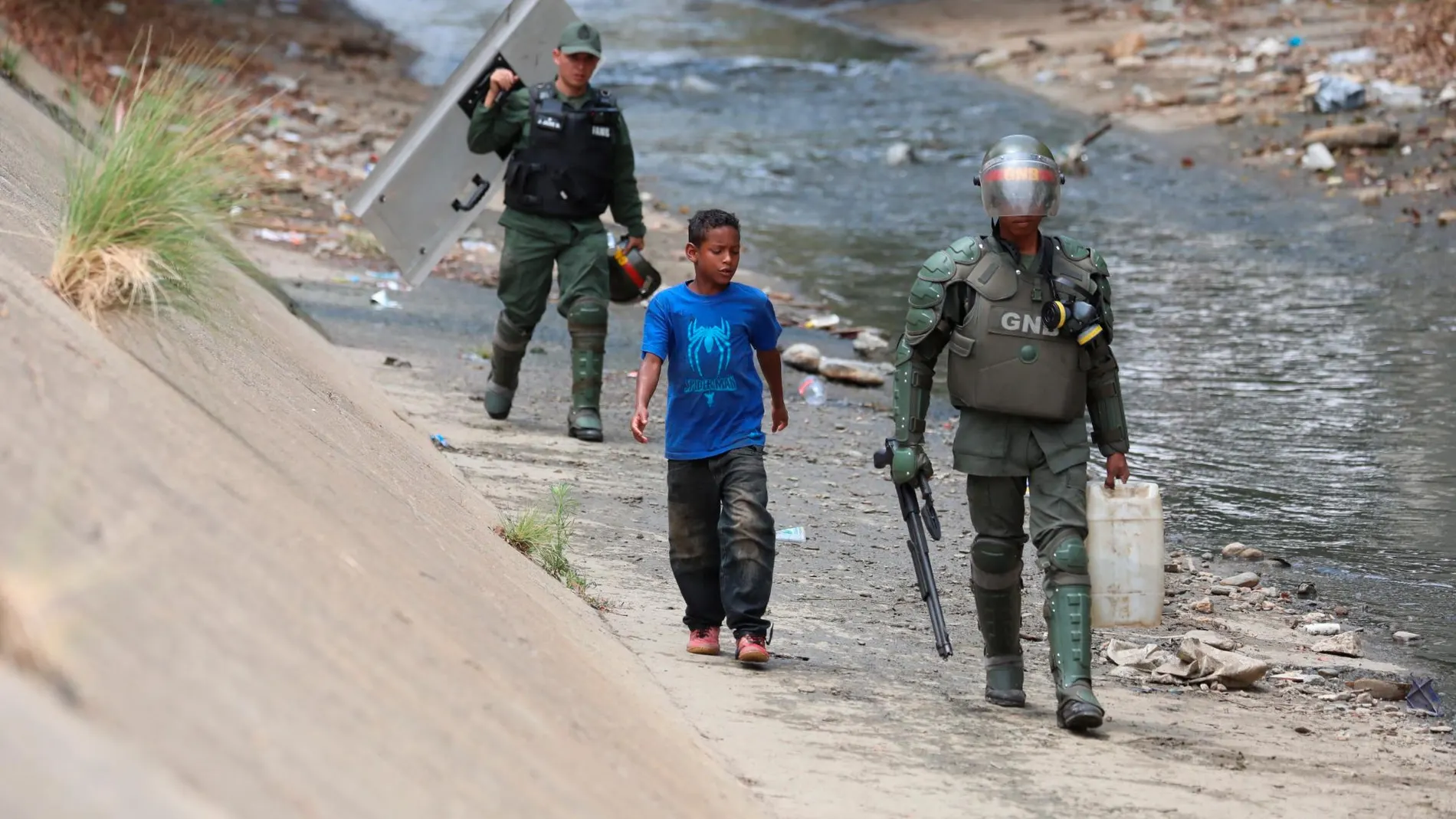 La Guardia Nacional requisa a un niño un bidón con agua recolectada en una autopista