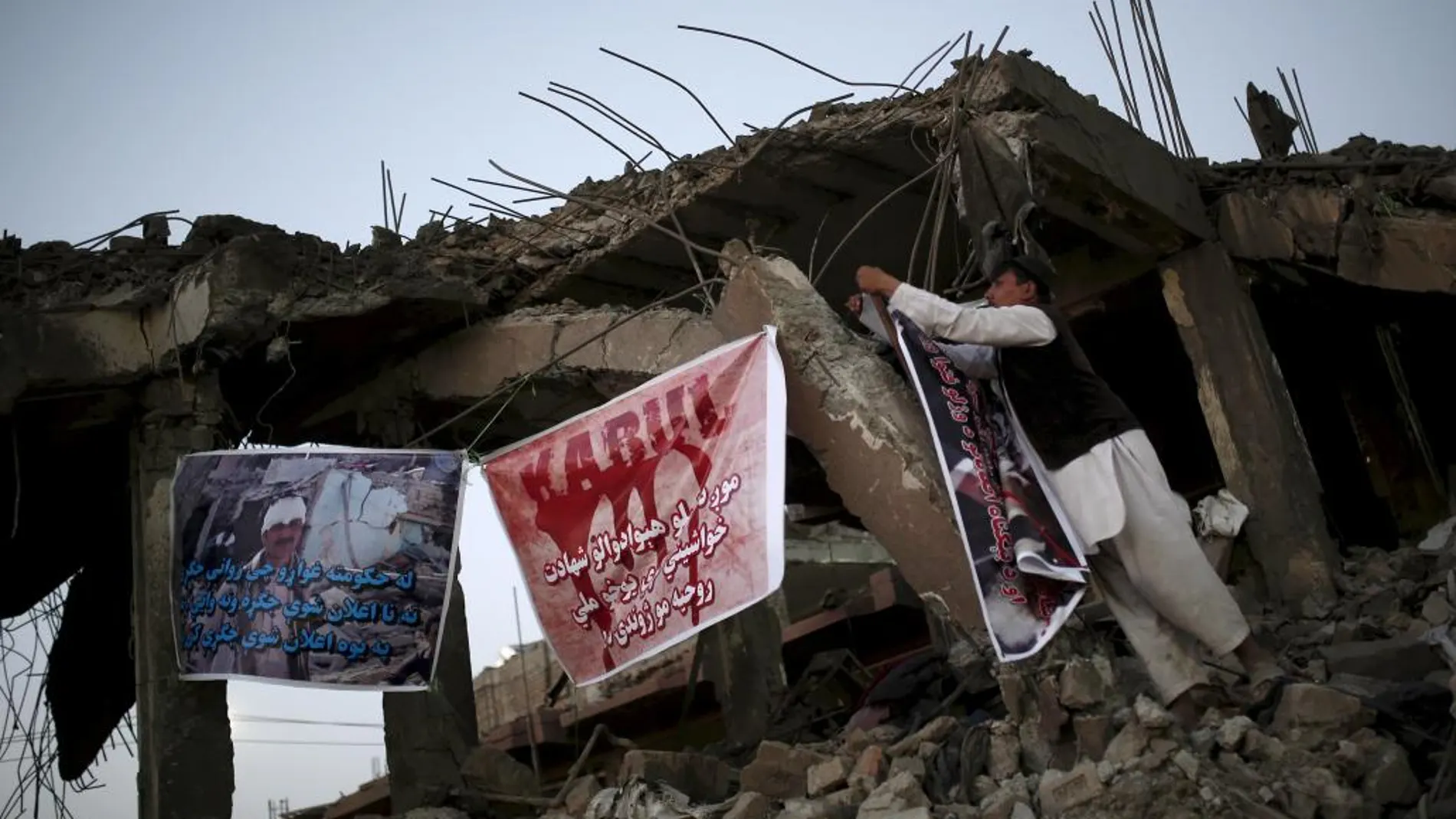 Edificio destruido en el lugar de una explosión de un camión bomba en Kabul