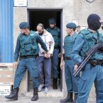 Agentes de la Guardia Civil detienen a un hombre en una de las operaciones contra el yihadismo del pasado año