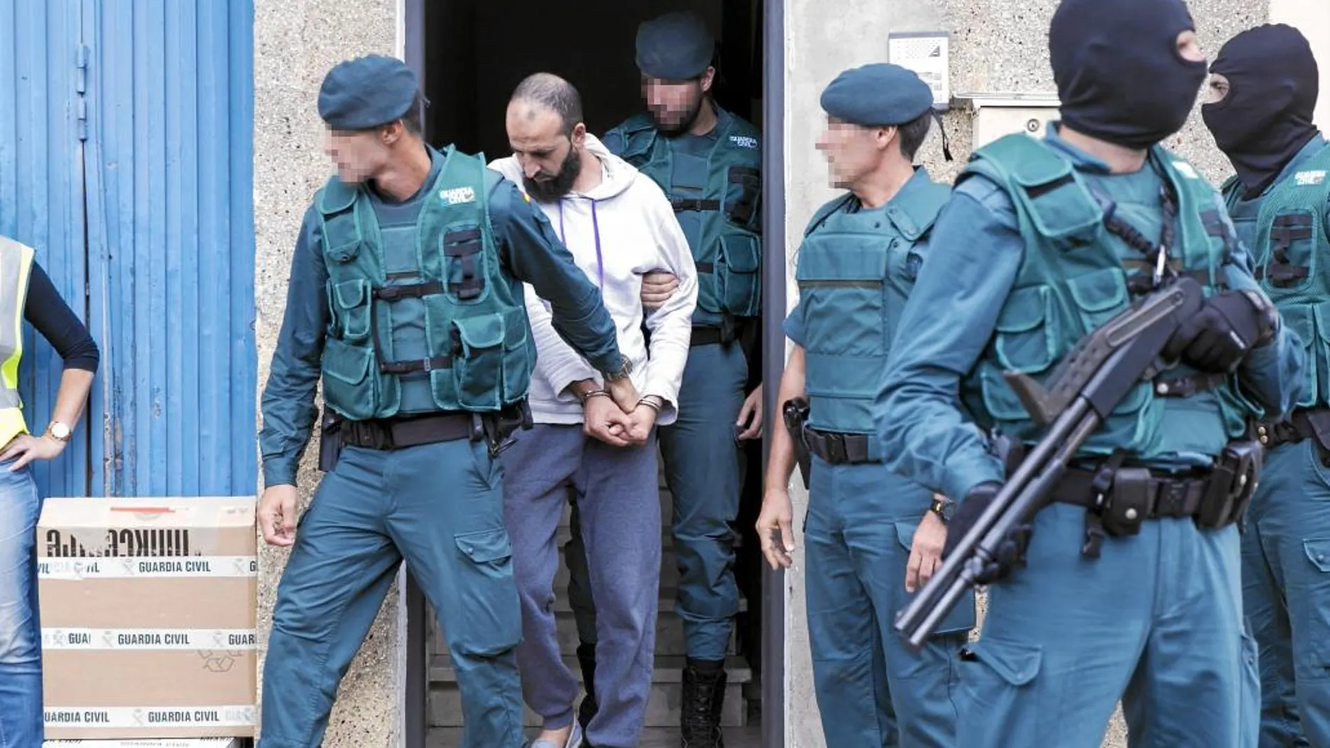 Agentes de la Guardia Civil detienen a un hombre en una de las operaciones contra el yihadismo del pasado año