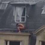 El hombre desnudo en la cornisa del edificio