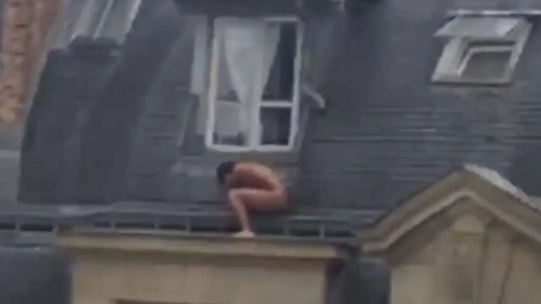 El hombre desnudo en la cornisa del edificio