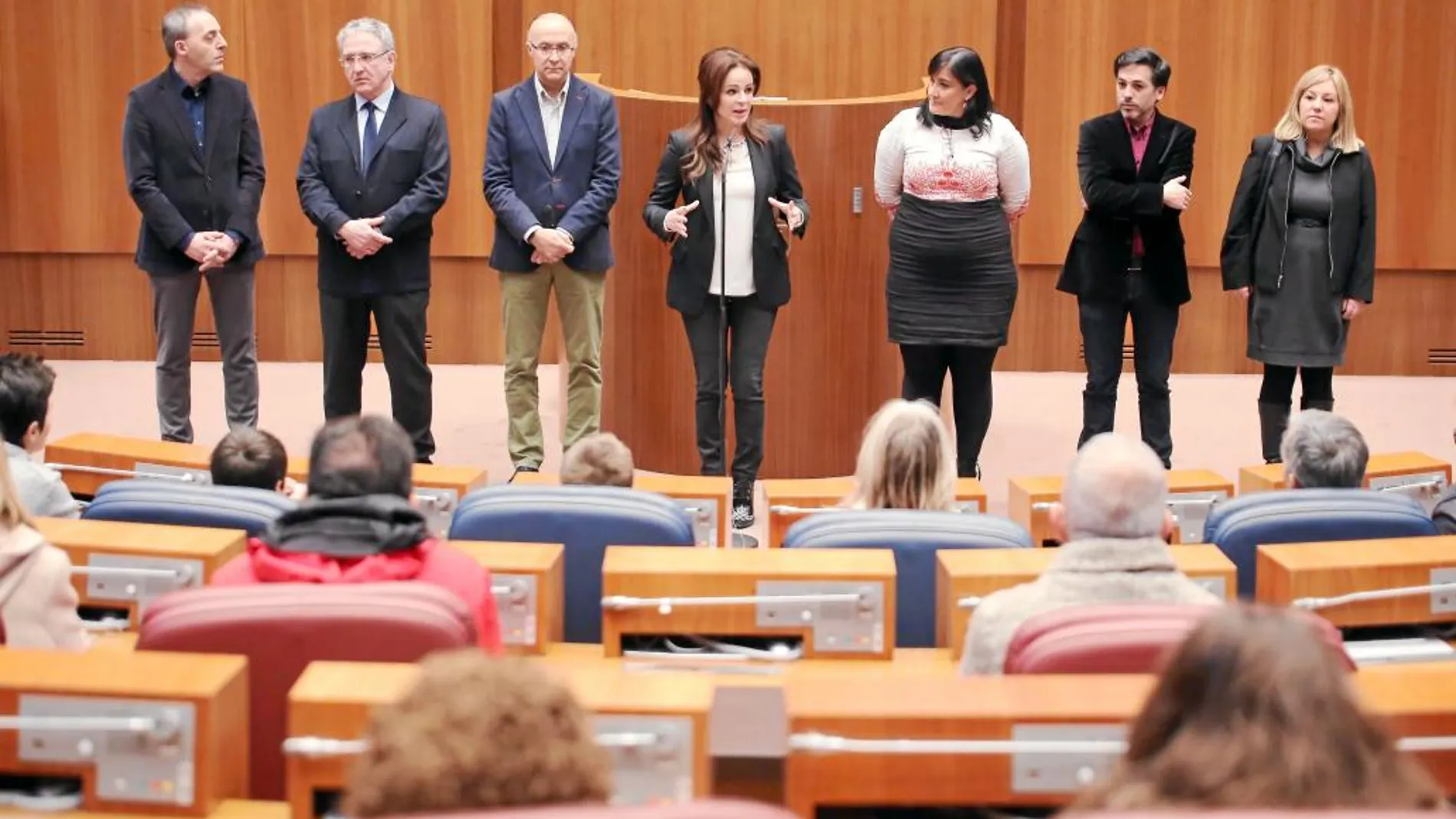 Silvia Clemente explica los entresijos del funcionamiento de la Cámara junto a los miembros de la Mesa de las Cortes