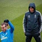 Zinedine Zidane y Bale, en el entrenamiento de este viernes