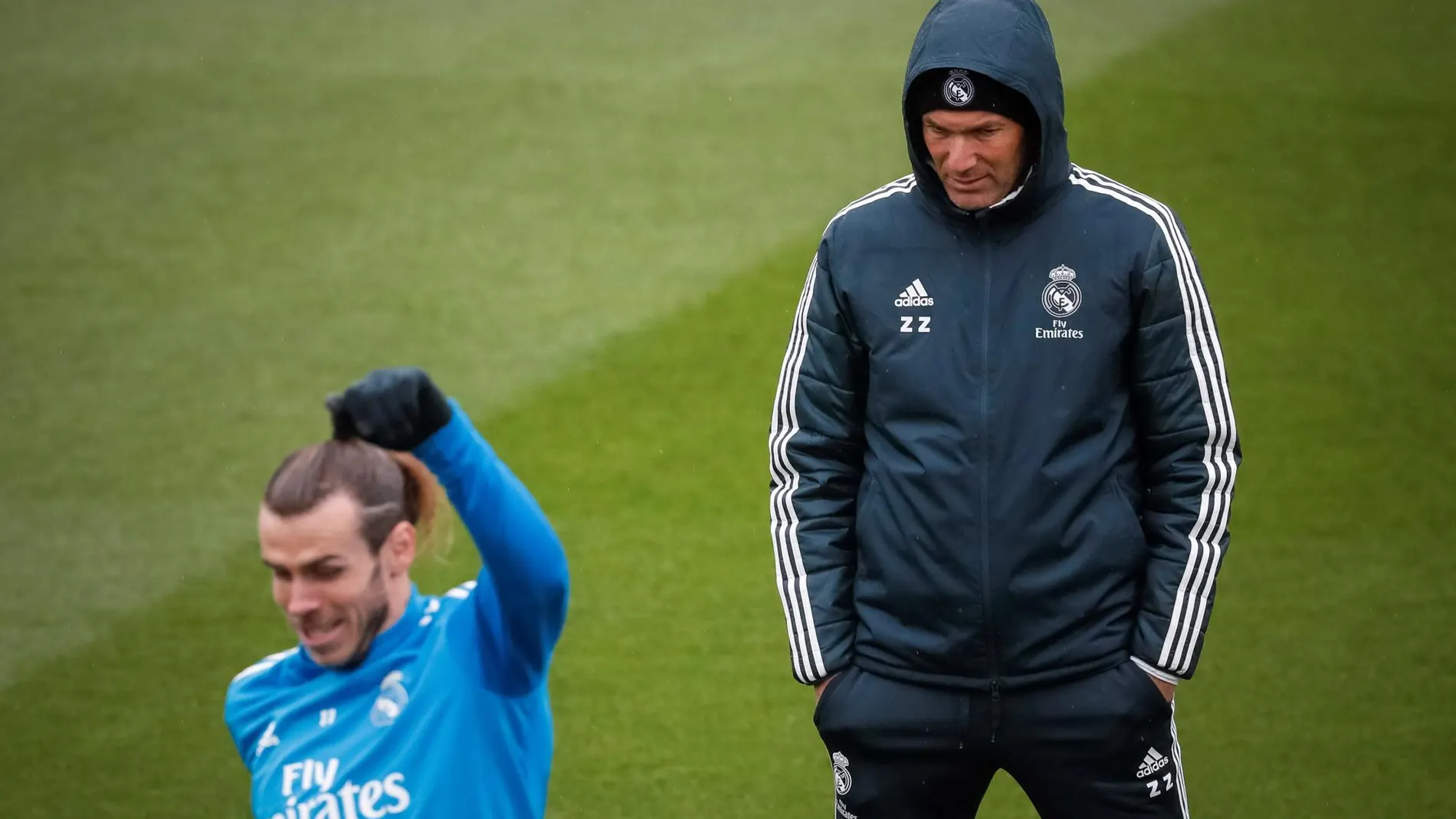 Zinedine Zidane y Bale, en el entrenamiento de este viernes