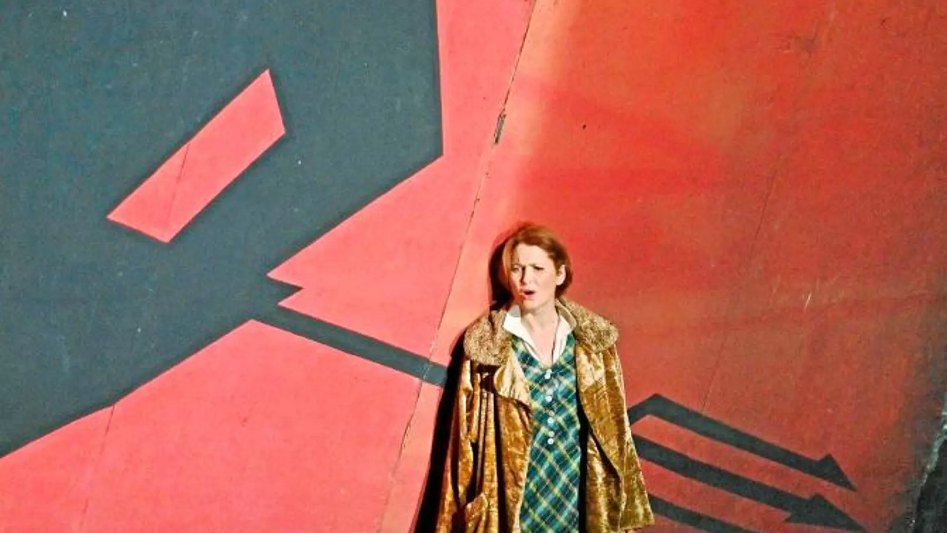La soprano lírica Patricia Racette interpreta a la asolada Kàtia Kabànova que buscará su propia libertad en un entorno opresivo, con una puesta en escena expresionista