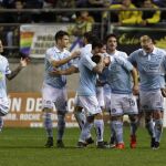 El defensa del Celta de Vigo, Jonny Castro (3d), celebra su gol, segundo del equipo ante el Cádiz, con sus compañeros