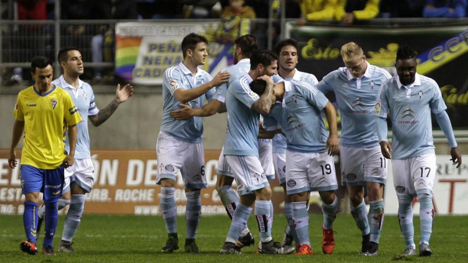El defensa del Celta de Vigo, Jonny Castro (3d), celebra su gol, segundo del equipo ante el Cádiz, con sus compañeros