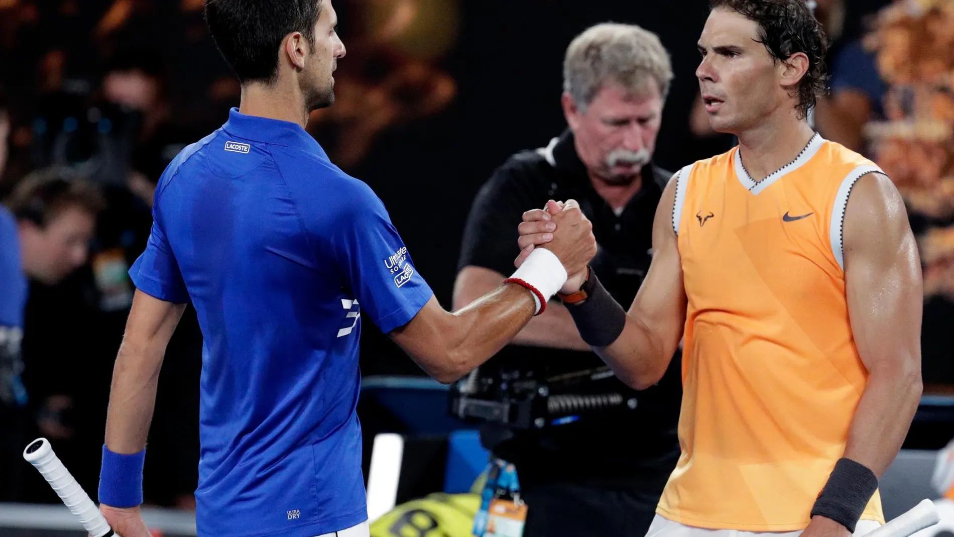 Djokovic y Nadal se saludan al final del partido