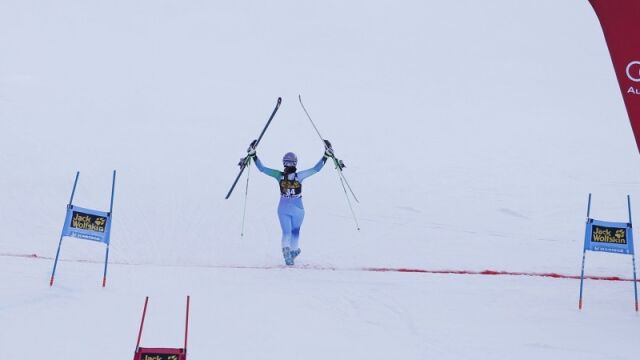 Tina Maze ha entrado en meta con los esquís en mano saludando a su público