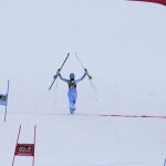 Tina Maze ha entrado en meta con los esquís en mano saludando a su público
