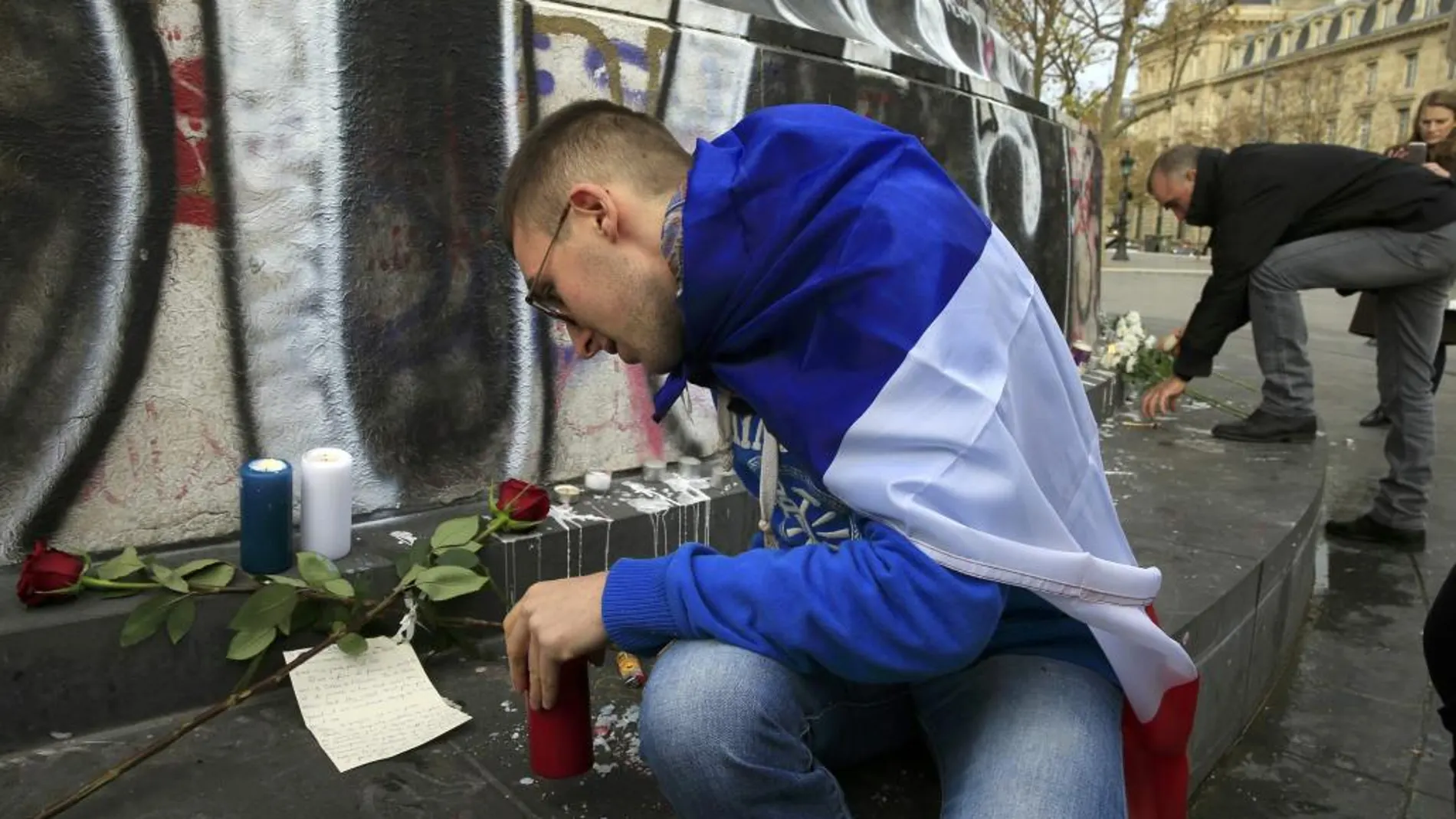 Velas, flores y mucho dolor en las calles de París