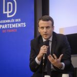 El candidato a la presidencia francesa, Emmanuel Macron, durante un discurso en un encuentro con representantes de departamentos territoriales franceses y con candidatos presidenciales a la asamblea nacional francesa en París, Francia, hoy, 8 de marzo de 2017.