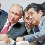 Putin y el primer ministro japonés, Shizo Abe, ayer, en el Foro Económico Oriental de la ciudad rusa de Vladivostok, donde acordaron estrechar sus lazos bilaterales