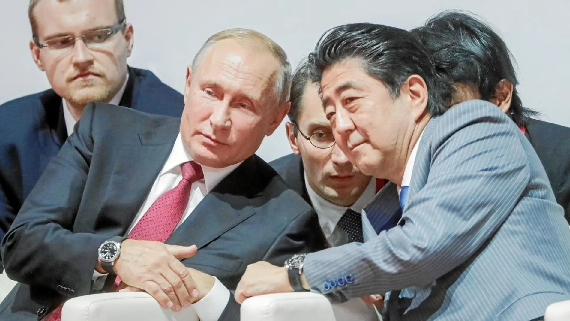 Putin y el primer ministro japonés, Shizo Abe, ayer, en el Foro Económico Oriental de la ciudad rusa de Vladivostok, donde acordaron estrechar sus lazos bilaterales