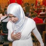 Una joven con velo abandona el pleno del Ayuntamiento de Tarragona, donde se debatía sobre el burka
