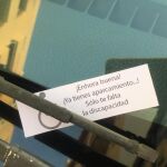 Imagen de uno de los papelitos colocados en los vehículos que no respetan los aparcamientos destinados a los discapacitados
